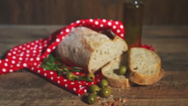 テーブルの上に新鮮なスライスしたパン オリーブ オリーブオイル — ストック動画