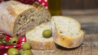 Masada taze ekmek, zeytin ve zeytin yağı var..