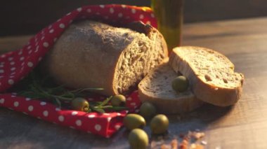 Masada taze ekmek, zeytin ve zeytin yağı var..