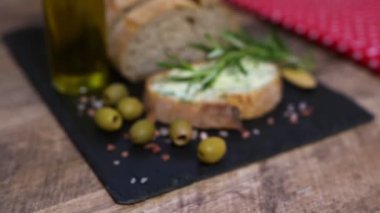 Masada dilimlenmiş ekmek ve el yapımı otlar var..