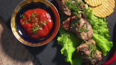 Sebzeli ve ketçaplı Shashlik. Üst vew.