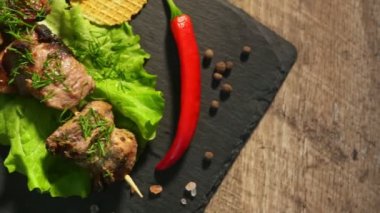 Sebzeli ve ketçaplı Shashlik. Üst vew.