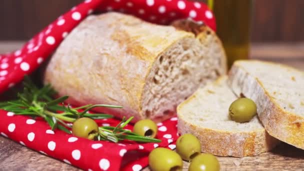 Frisches Brot Scheiben Oliven Und Olivenöl Auf Dem Tisch — Stockvideo