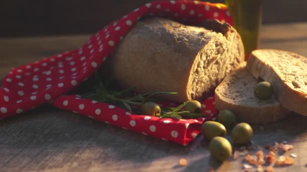 Φρέσκο Ψωμί Φέτες Ελιές Και Ελαιόλαδο Στο Τραπέζι — Αρχείο Βίντεο