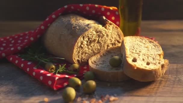 Pan Fresco Rodajas Aceitunas Aceite Oliva Sobre Mesa — Vídeos de Stock