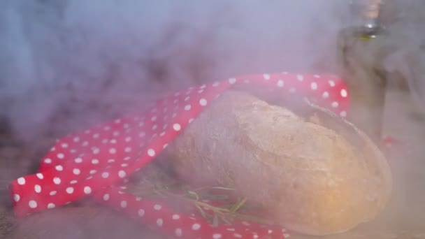 Frisch Gebackenes Brot Ein Handtuch Gewickelt — Stockvideo