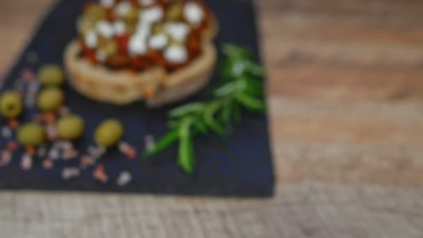 Bruschetta Italiana Tradicional Con Tomates Aceitunas Queso Feta — Vídeo de stock
