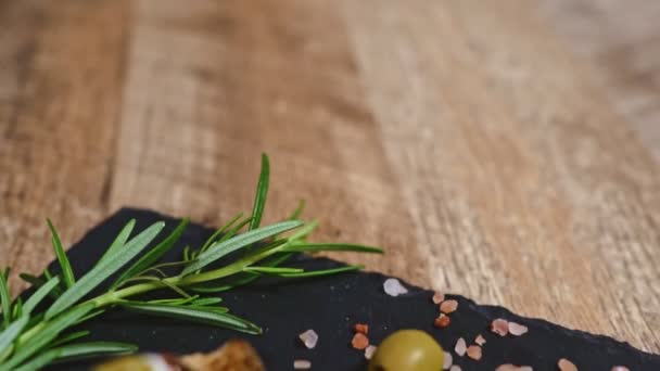 Bruschetta Tradizionale Italiana Con Pomodori Olive Formaggio Feta — Video Stock