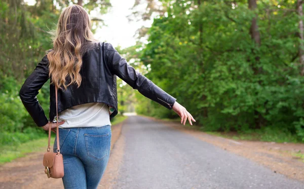 Vrouwelijke Prostituee Staat Vlakbij Weg — Stockfoto