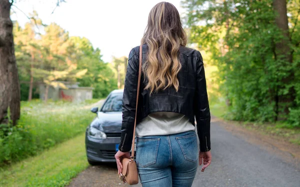 Vrouwelijke Prostituee Hoofden Voor Auto Van Klant — Stockfoto