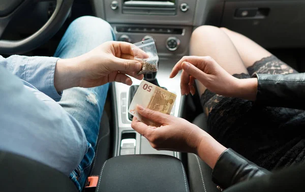 Drugsdealer Verkoopt Onkruid Aan Een Prostituee Auto — Stockfoto