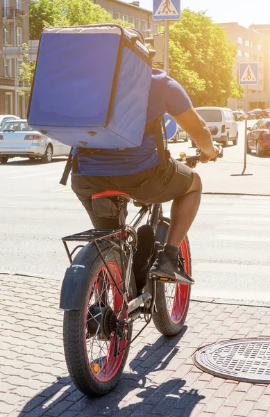Mensajero Masculino Entrega Comida Una Bicicleta —  Fotos de Stock