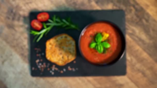 Tradiční Studená Španělská Rajčatová Gazpacho Polévka — Stock video