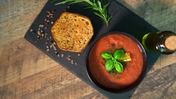 Tradycyjna Zimna Hiszpańska Zupa Pomidorowa Gazpacho — Wideo stockowe