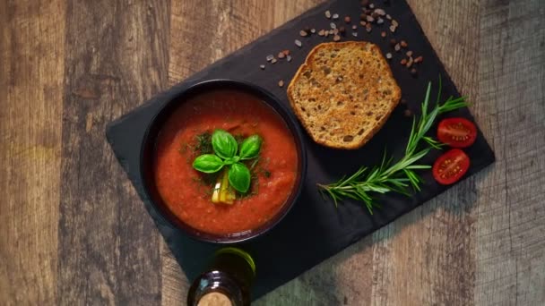 Tradiční Studená Španělská Rajčatová Gazpacho Polévka — Stock video