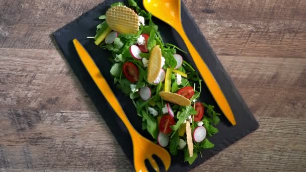 Taze Roka Biber Turp Domates Cips Salatası — Stok video