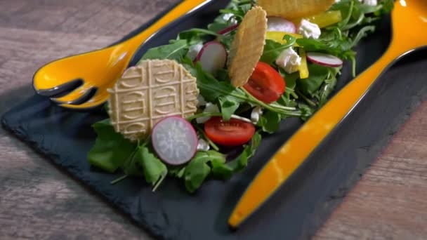 Verse Salade Van Arugula Peper Radijs Tomaat Chips — Stockvideo