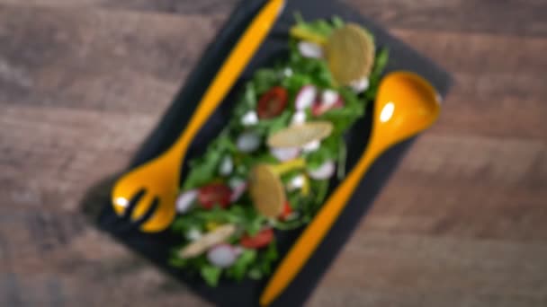 Frischer Salat Aus Rucola Pfeffer Rettich Tomaten Und Chips — Stockvideo