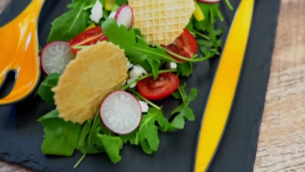 Frischer Salat Aus Rucola Pfeffer Rettich Tomaten Und Chips — Stockvideo