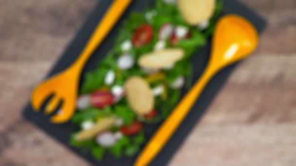 Verse Salade Van Arugula Peper Radijs Tomaat Chips — Stockvideo