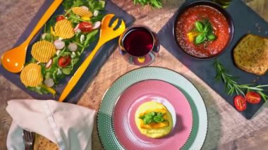 Arugula salatası, balık püresi ve gazpacho çorbası..