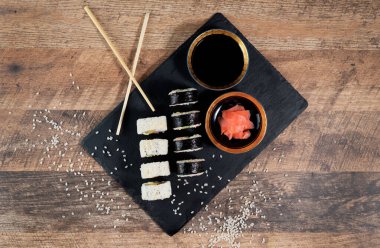 Siyah tabakta suşi rulosu hazır. Japon yemeği. Üst görünüm.
