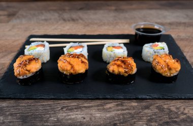 Siyah tabakta suşi rulosu hazır. Japon yemeği..