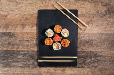 Siyah tabakta suşi rulosu hazır. Japon yemeği..