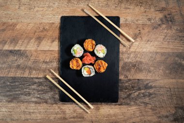 Siyah tabakta suşi rulosu hazır. Japon yemeği..