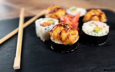 Siyah tabakta suşi rulosu hazır. Japon yemeği..