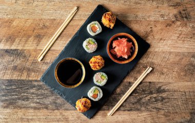 Siyah tabakta suşi rulosu hazır. Japon yemeği..