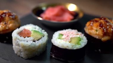 Siyah tabakta suşi rulosu hazır. Japon yemeği..
