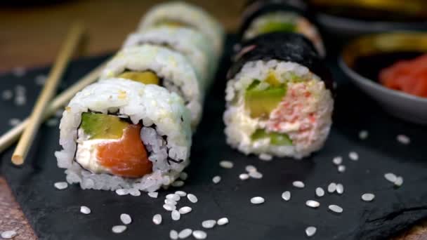 Set Rollos Sushi Con Palillos Comida Japonesa — Vídeos de Stock