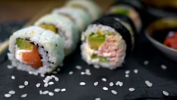 Sushi Rolka Hůlkami Japonské Jídlo — Stock video