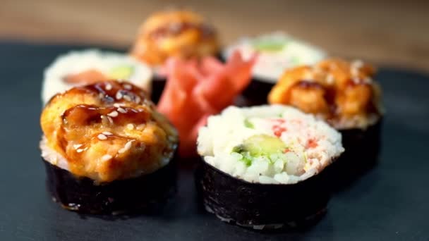 Siyah Tabakta Suşi Rulosu Hazır Japon Yemeği — Stok video