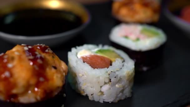 Sushi Rolset Zwarte Plaat Japans Eten — Stockvideo