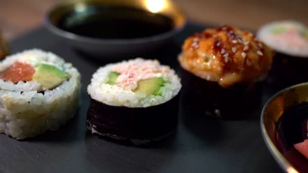Set Rollos Sushi Placa Negra Comida Japonesa — Vídeos de Stock
