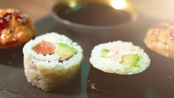 Sushi Rolka Černém Talíři Japonské Jídlo — Stock video