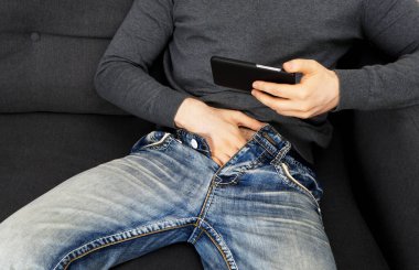 Adam cep telefonundan yetişkin videosu izliyor..
