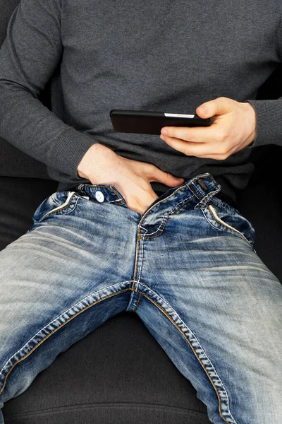 Uomo Guardando Video Adulti Sul Telefono Cellulare — Foto Stock