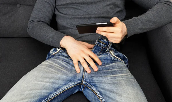 Homem Assistindo Vídeo Adulto Celular — Fotografia de Stock