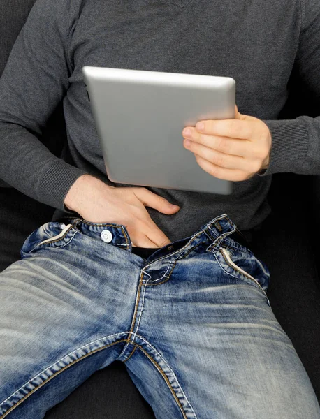 Homem Assistindo Vídeo Adulto Tablet — Fotografia de Stock