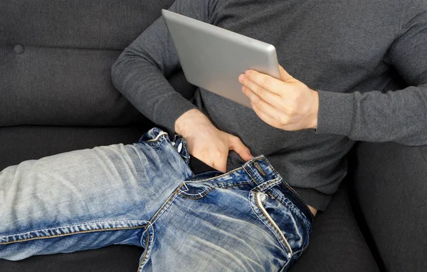 Homem Assistindo Vídeo Adulto Tablet — Fotografia de Stock