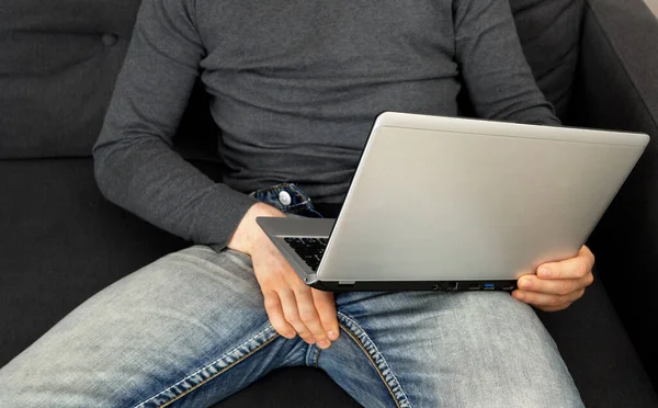 Homem Assistindo Vídeo Adulto Laptop — Fotografia de Stock