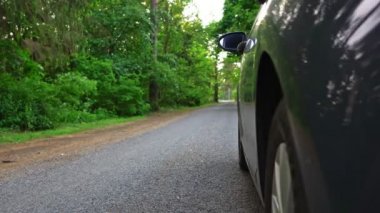 Müşteri arabasının yanında flört eden bir kadın fahişe..