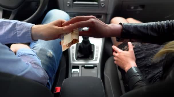 Γυναίκα Πόρνη Λαμβάνει Πληρωμή Για Τις Υπηρεσίες Της Στο Αυτοκίνητο — Αρχείο Βίντεο