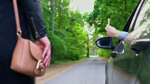 Hombre Coche Dinero Una Prostituta — Vídeo de stock