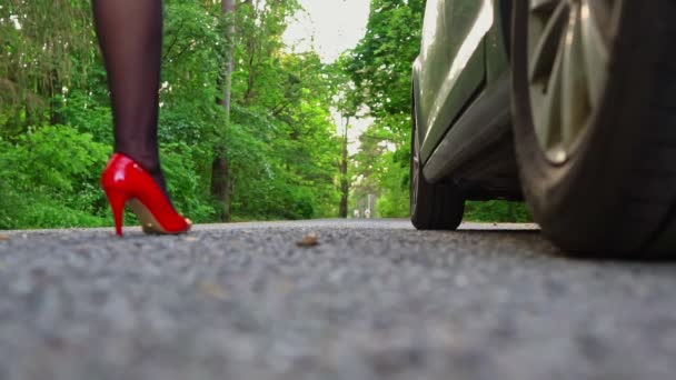 Kobieta Prostytutka Flirtuje Pobliżu Samochodu Klientów — Wideo stockowe