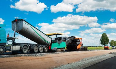 Havada ağır ekipmanlar çalışıyor. Yol yapılandırması
