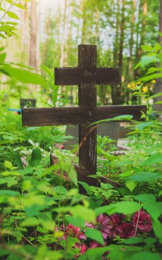 Orman mezarlığında unutulmuş eski bir mezar.